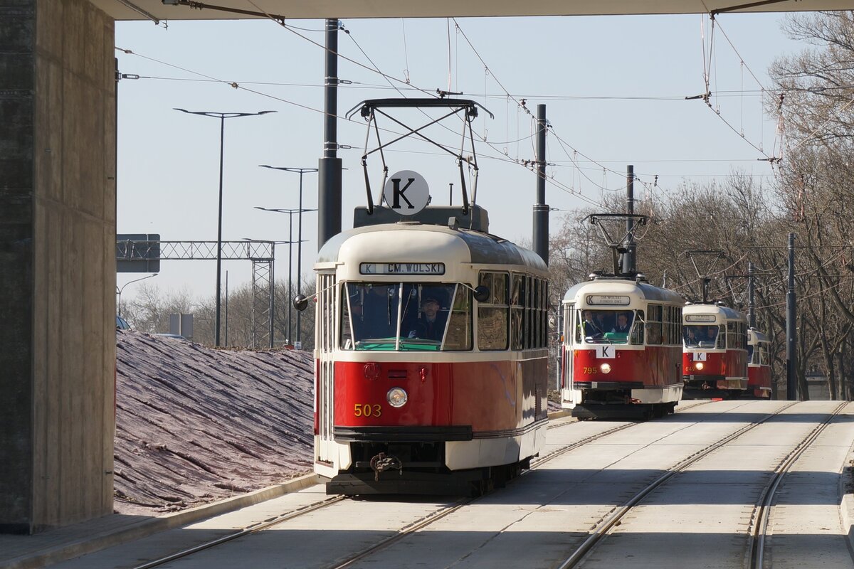 503
Parada tramwajĂłw 13N #503, 795, 642, 407 oraz 102N #5 z okazji otwarcia tramwaju na kasprzaka
