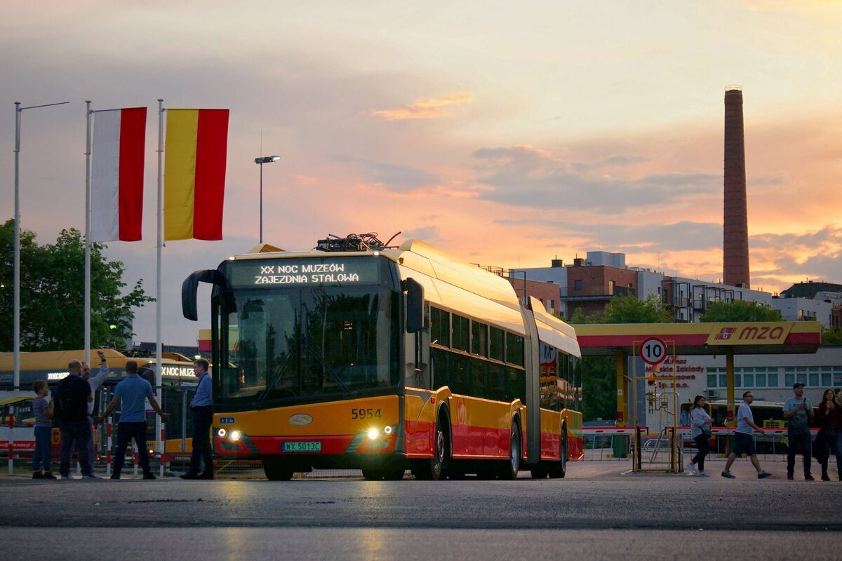 5954
OprowadzaĹ ludzi po zajezdni Stalowa.
Słowa kluczowe: NM2024