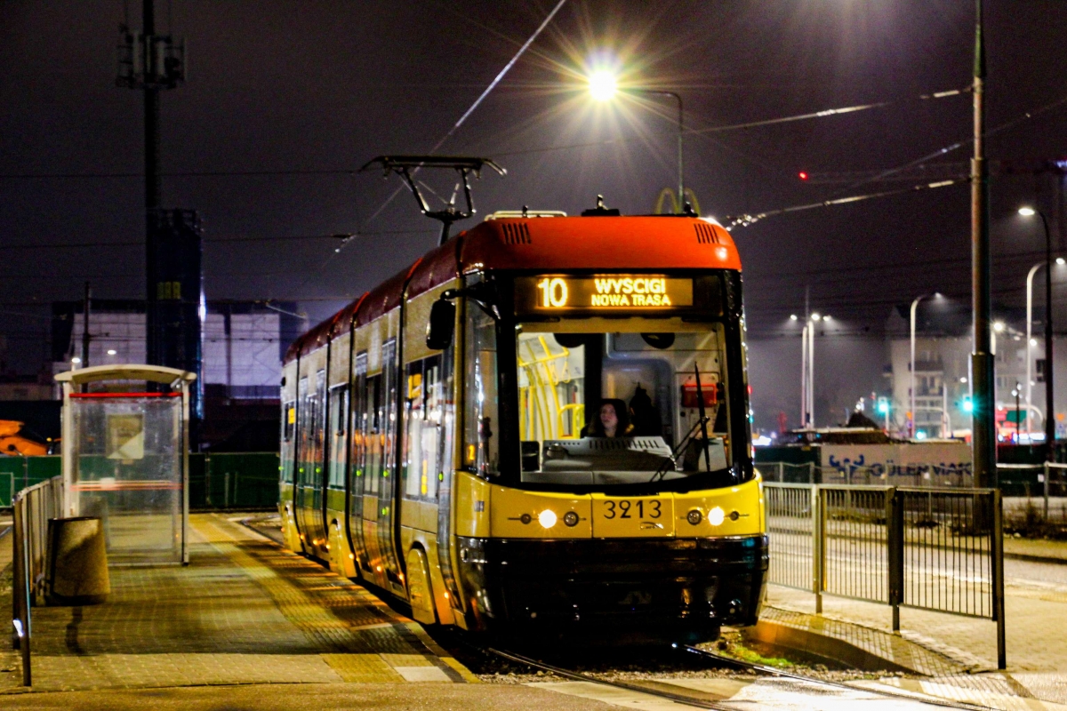 3213
W zwiÄzku z otwarciem tramwaju na Kasprzaka: 10, 26 i 27 wrĂłciĹy na trasy "podstawowe". A 3213 zostaĹ pierwszym tramwajem ktĂłry liniowo przejechaĹ po nowej trasie.
