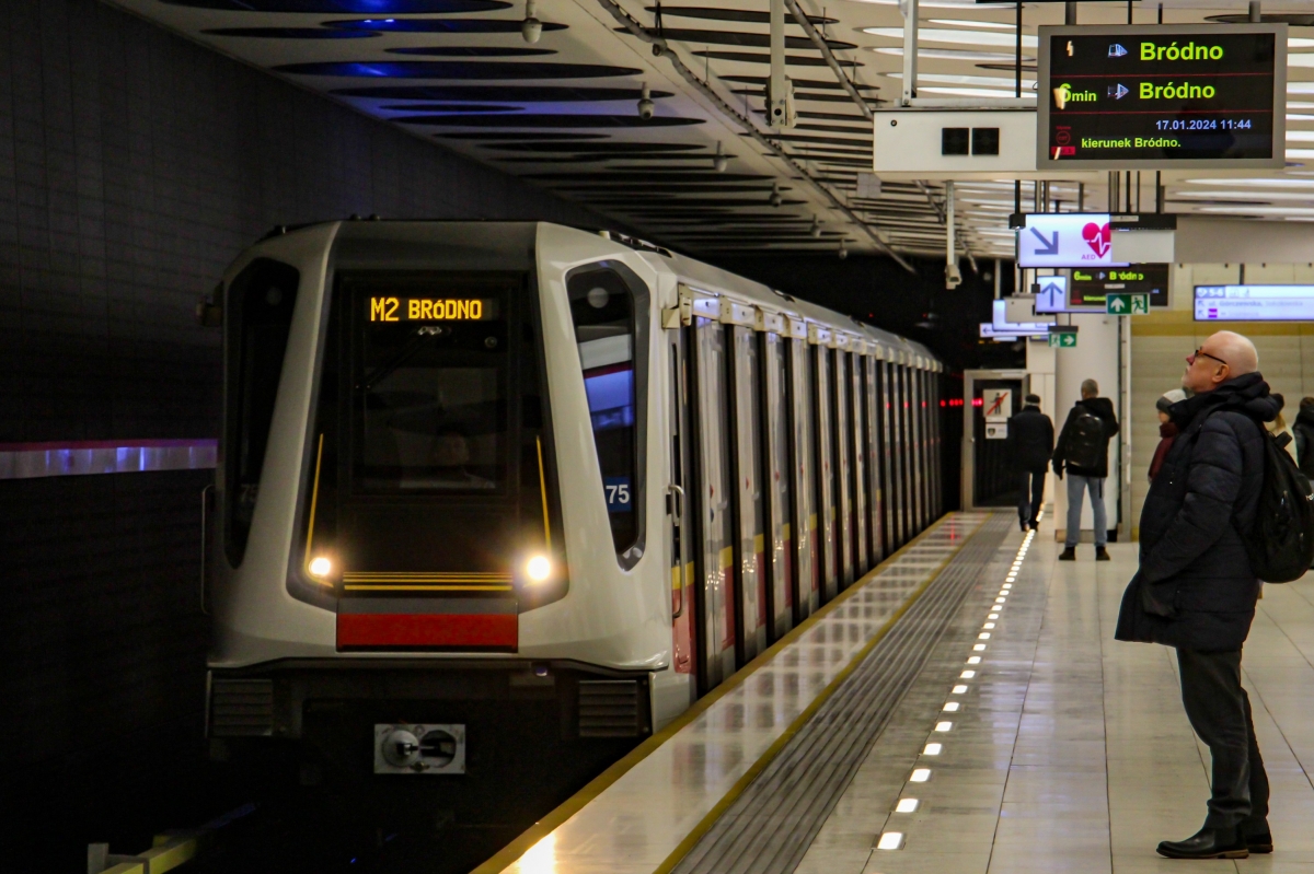 6035+5035+4035+4535+5535+6535
SkĹad Inspiro 75 wjeĹźdĹźa na stacjÄ MĹynĂłw
Słowa kluczowe: Metro