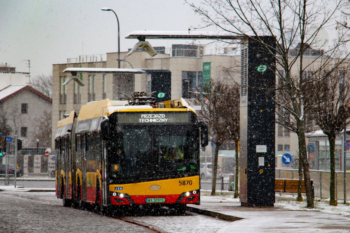 5870
Solaris odpoczywa pod ładowarką na przystanku technicznym
Słowa kluczowe: Zima