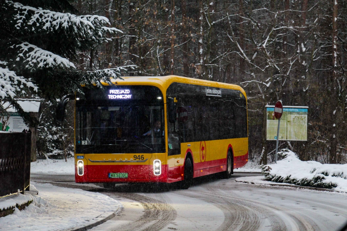 946
Yutong zjeĹźdĹźa z kraĹca Zielona po podmianie na 1421
Słowa kluczowe: Zima