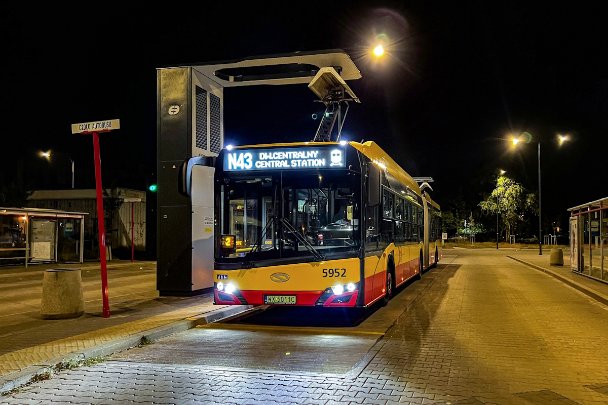 5952
Pstryczek Elektryczek stoi na pÄtelce ChomiczĂłwka. Wielkimi krokami zbliĹźa siÄ koniec lata.
