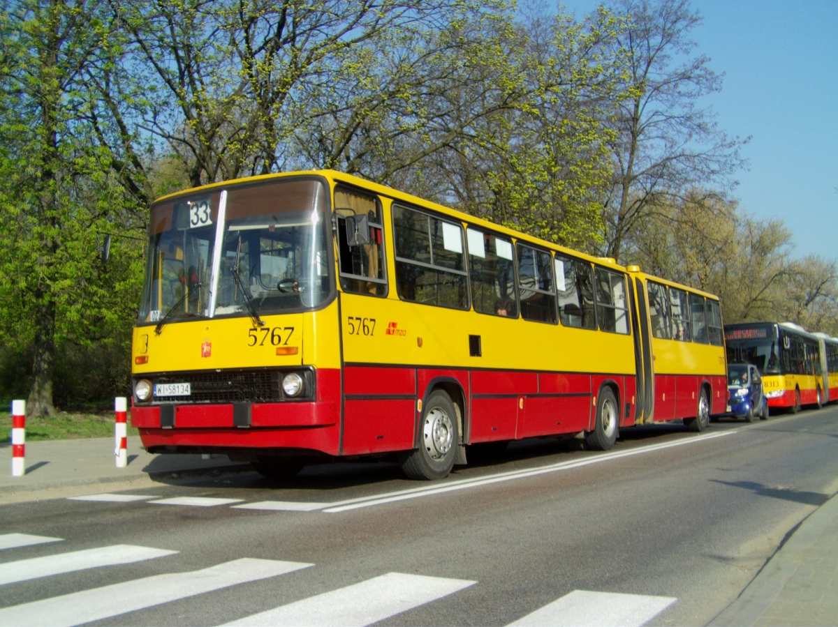 5767
Tym odcinkiem Jagiellońskiej autobusy pomijały rozkopany w latach 2011-2015 Plac Wileński, gdzie trwała budowa Centralnego Odcinka II linii metra. 
Dodatkowo 338 od zawsze planowo było i do dzisiaj jest na wozy MAXI. Jednak i wtedy potrafił pojawić się nadmetraż. Jak dodatkowo trafił się Ikarus 280.70E, to było co focić.
Słowa kluczowe: DziwadĹo 280.70E 338 Jagiellońska 2013