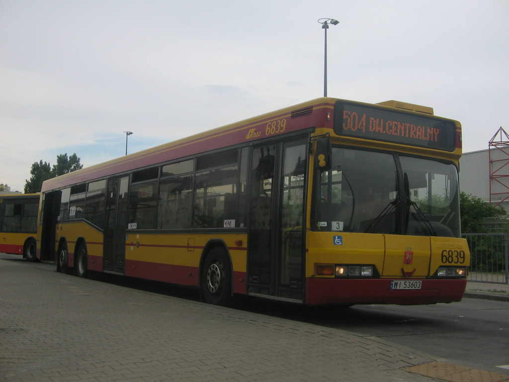 6839
Na Kabatach do 26 października 2021 stało Tesco. Do 2014 roku pojawiały się Neoplany na uliach Warszawy. Widok 15 metrowego autobusu na 504 za czasów N4020td oraz SU15 był normą. To se ne vrati.
Słowa kluczowe: N4020td Os.Kabaty 504 Ursynów 2012